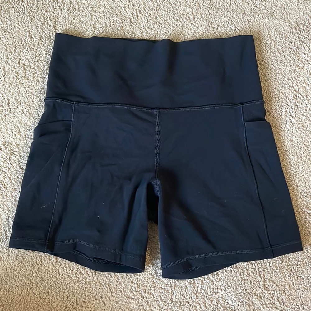 ATHLETA 5” BIKER SHORTS W/ POCKETS